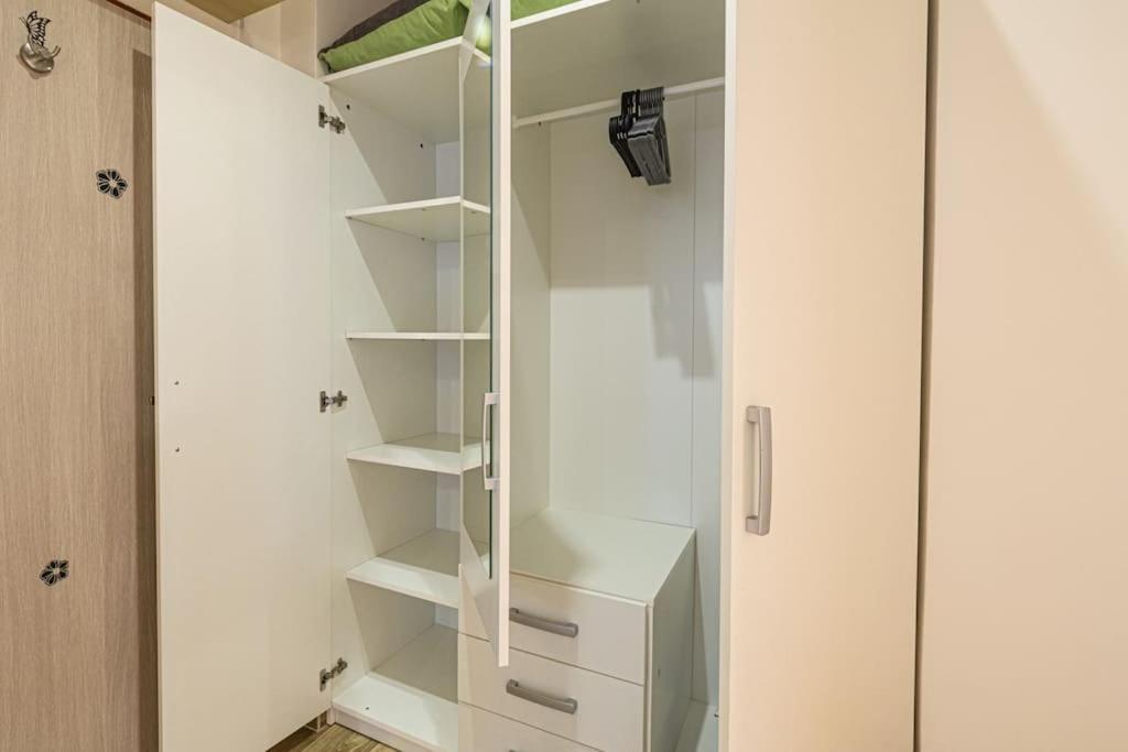 Cozy Basement Flat, Skyshowtime, 3 Minutes To Center Apartment *
